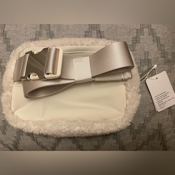 NWT New Year Bunny Lululemon everywhere belt bag - Picture 4 of 4